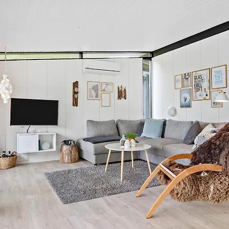 2 Bedroom Cozy In エーベルトフト